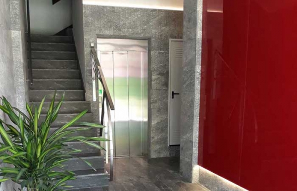 Sustitución de ascensor y reforma de zaguán en edificio  Jardín